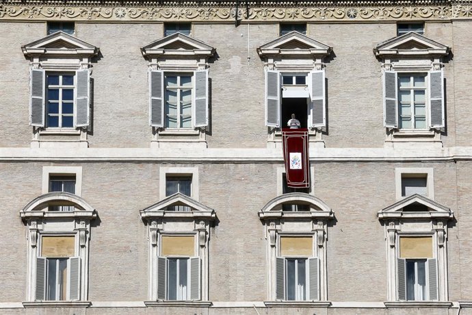 February 15, 2026, Vatican City, ITALIA/ROMA: Pope Leo XIV during the Angelus prayer, traditional Sunday's prayer, from the window of his office overlooking Saint Peter's Square, Vatican City, 15 February 2026. ANSA/ANGELO CARCONI.,Image: 1075261024, Lice