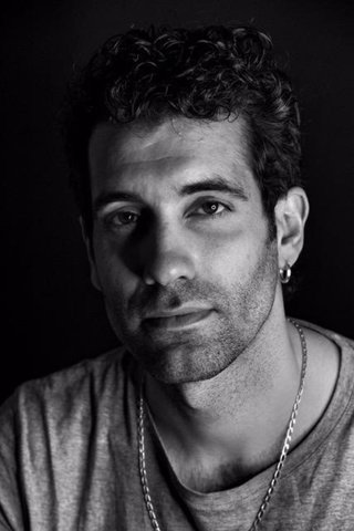 El centro cultural La Malagueta inaugura la exposición 'Un viaje interior' de Txema Rodríguez sobre la Semana Santa en una decena de municipios de Málaga.