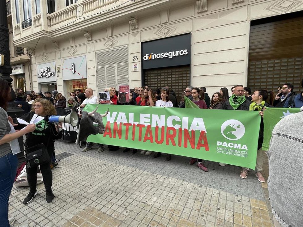 Imagen de la concentración antitaurina en la Plaza de Toros de Valncia.