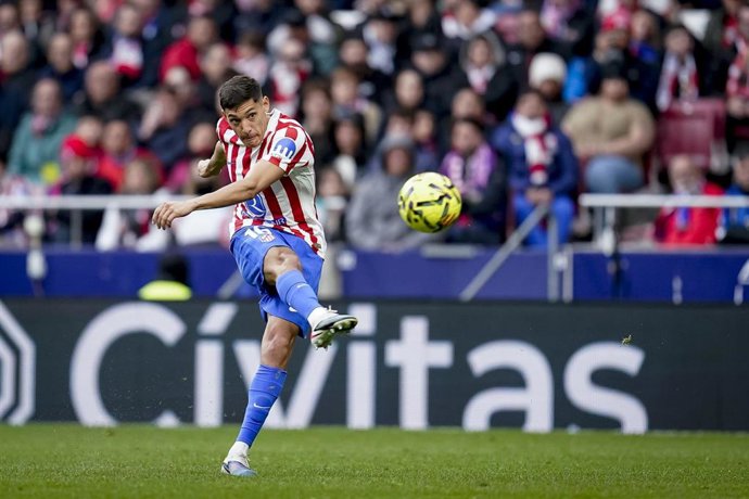 El defensa del Atlético de Madrid Nahuel Molina dispara el balón para marcar gol.