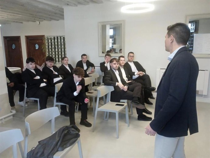 Espirituosos España forma a alumnos de la Escuela de Hostelería de La Rioja en el servicio responsable de alcohol