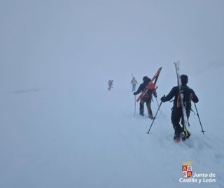 Rescatados tres esquiadores atrapados en Gredos entre vestica y niebla