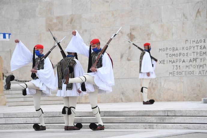 Archivo - Arquivo - 25 de março de 2021, Grécia, Atenas: Soldados gregos em trajes tradicionais participam da “Troca da Guarda” no Memorial do Soldado Desconhecido, na Praça Syntagma, em Atenas, antes da chegada de Carlos, Príncipe de Gales, e de sua espo