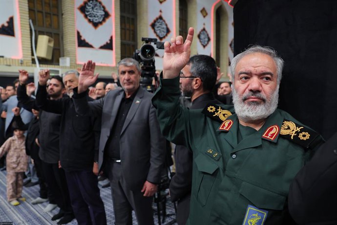 Archivo - Arquivo - 2 de julho de 2025, Teerã, Irã: O vice-comandante-chefe iraniano da Guarda Revolucionária Islâmica (IRGC), ALI FADAVI (à direita), participa de um ritual de luto durante o mês muçulmano de Muharram, que antecede o Ashura. Esse período 