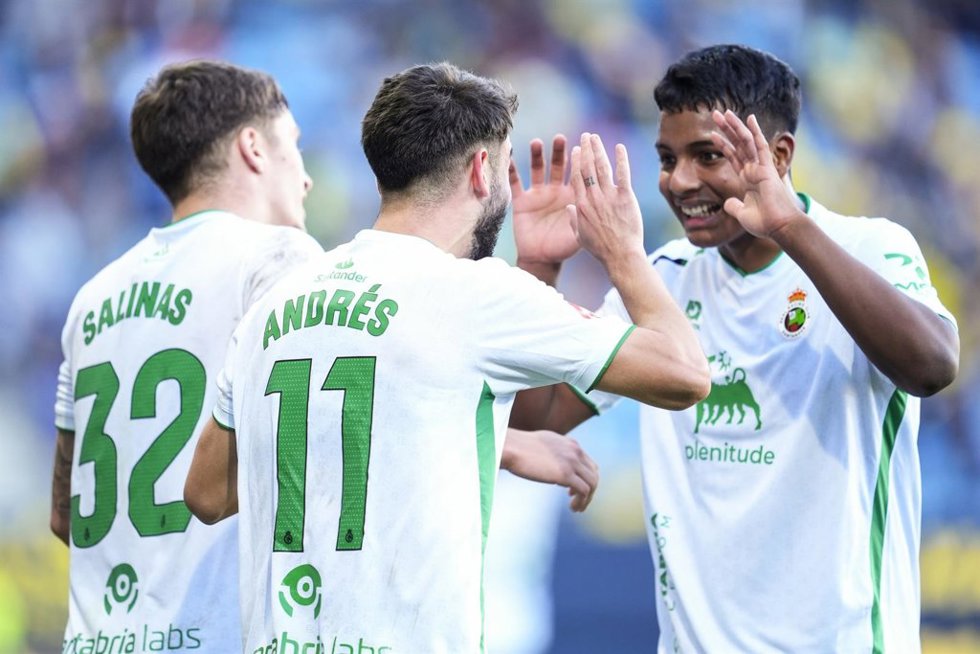 Archivo - Varios futbolistas del Racing de Santander celebran un gol.