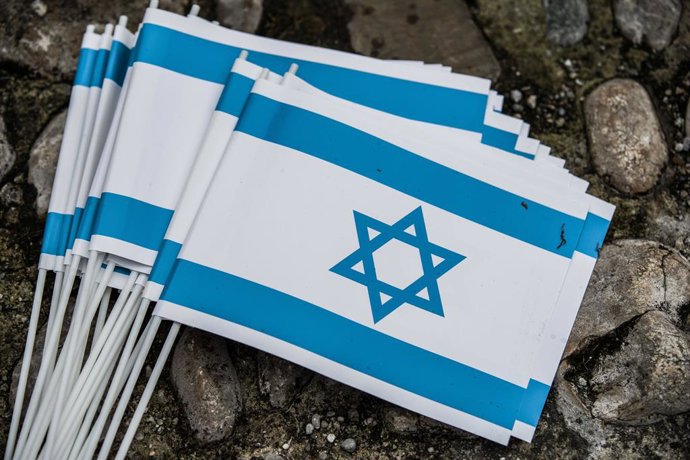 Archivo - December 16, 2017 - Munich, Bavaria, Germany - (Photo: Sachelle Babbar) Israel flags brought by pro-Israel demonstrators. Under heavy police presence, approximately 75 protestors  from the Palästinensische Gemeinde München (Palestinian Community
