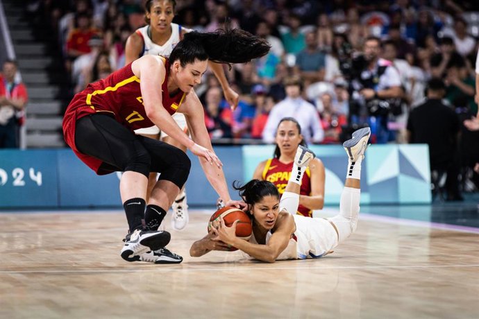 Megan Gustafson pelea por un balón en el España-Puerto Rico de los Juegos Olímpicos de París de 2024