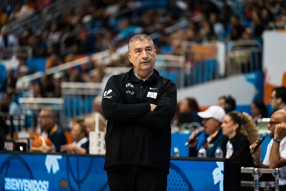 El seleccionador nacional femenino de baloncesto, Miguel Méndez