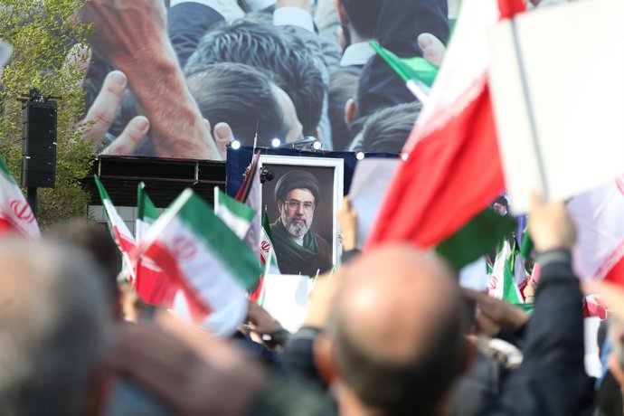 TEERÃ, 9 de março de 2026 — Pessoas participam de manifestações para jurar lealdade ao novo Líder Supremo do Irã, Mojtaba Khamenei, na Praça Enghelab, em Teerã, Irã, em 9 de março de 2026.