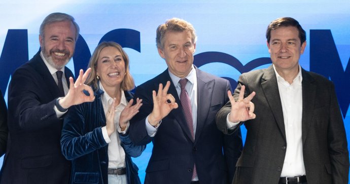 ) El presidente del Partido Popular en Aragón, Jorge Azcón, la presidenta de Extremadura en Funciones, María Guardiola, el presidente del Partido Popular, Alberto Núñez Feijóo, y el presidente de la Junta de Castilla y León, Alfonso Fernández