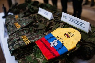 Archivo - Uniformes de presuntos miembos de las disidencias de las FARC (archivo)