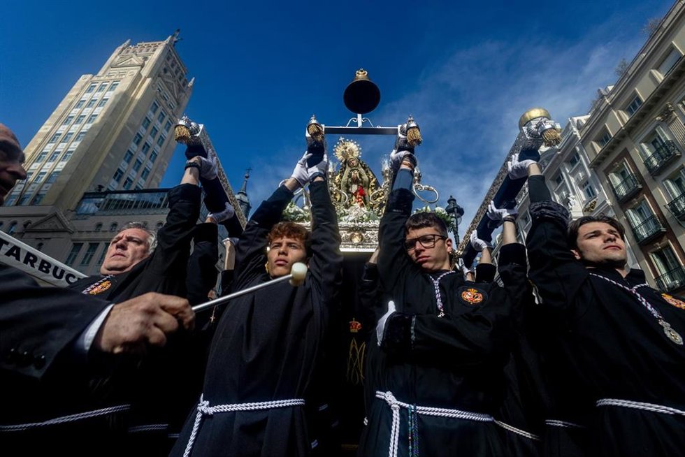 Archivo - Varias personas portan un trono durante el encuentro de la Soledad y el Desamparo con la imagen del Cristo Yacente, en la calle de Alcalá, a 19 de abril de 2025, en Madrid (España). La procesión de la Soledad y el Desamparo recorre, como parte