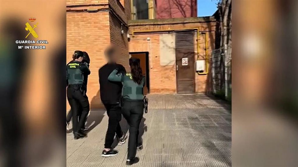 Los detenidos introdujeron en un vehículo al joven a la fuerza y lo agredieron con un arma tipo taser y una llave de pugilato.