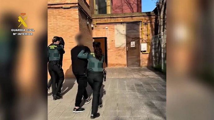 Los detenidos introdujeron en un vehículo al joven a la fuerza y lo agredieron con un arma tipo “taser” y una llave de pugilato.