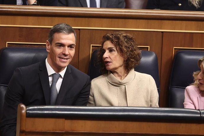 O presidente do Governo, Pedro Sánchez, e a primeira vice-presidente e ministra da Fazenda, María Jesús Montero, durante o evento institucional “Nossa Constituição mais duradoura”, no Congresso dos Deputados, em 17 de fevereiro de 2026, em Madri (Espa