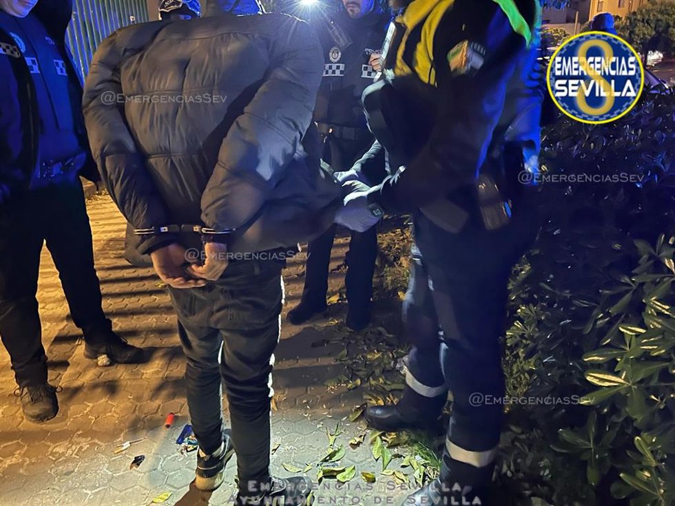 Imagen difundida por X (antes Twitter) del detenido por robo con violencia en la calle Clemente Hidalgo de Sevilla.