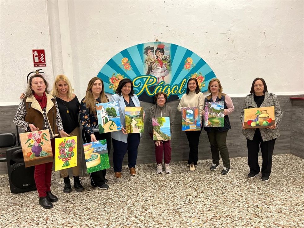 Participantes en la actividad en Rágol (Almería) muestran algunos de los trabajos realizados en los talleres del programa provincial 'Igualdad y mujeres'.