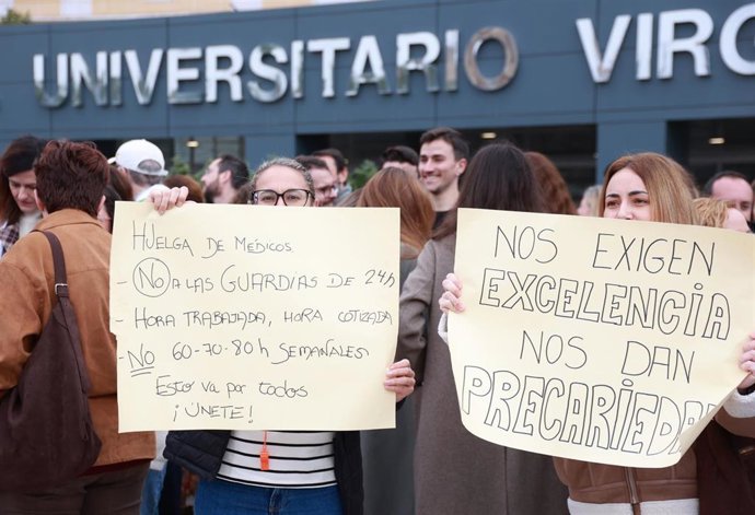 Manifestación convocada por el Sindicato Médico Andaluz con motivo de la tercera jornada consecutiva de huelga contra el estatuto marco aprobado por el Ministerio de Sanidad. A 18 de febrero de 2026, en Sevilla (Andalucía, España). 