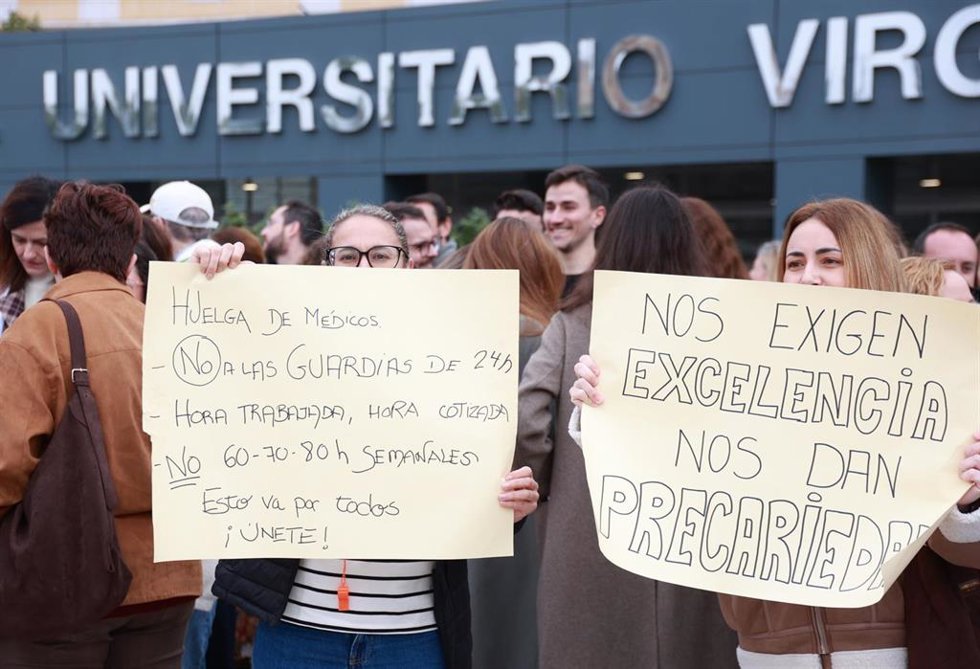 Manifestación convocada por el Sindicato Médico Andaluz con motivo de la tercera jornada consecutiva de huelga contra el estatuto marco aprobado por el Ministerio de Sanidad. A 18 de febrero de 2026, en Sevilla (Andalucía, España). 