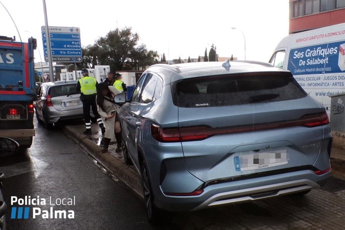 Un conductor ebrio y sin carné provoca un accidente en Palma.