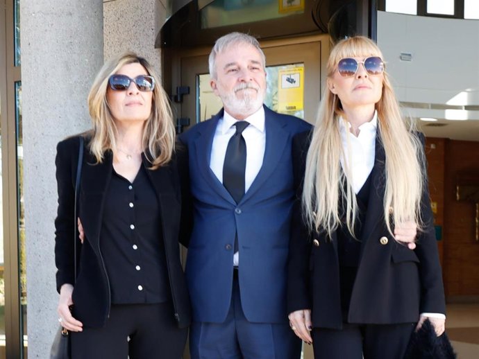 Cayetana, Fernando y Natalia Guillén Cuervo dan el último adiós a su madre, la actriz Gemma Cuervo