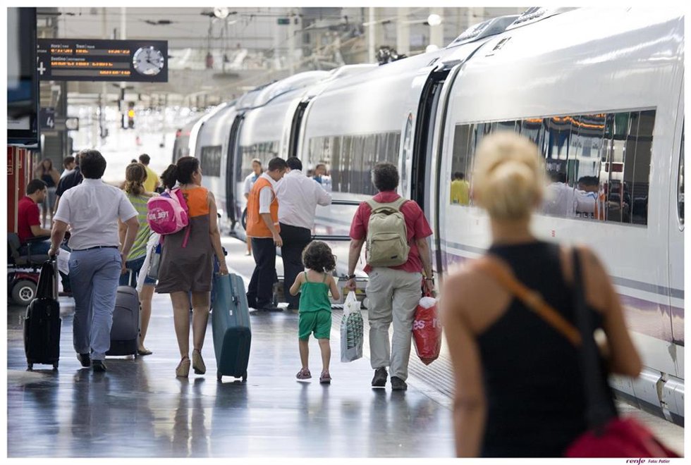 Archivo - Imagen de archivo de transporte en tren.