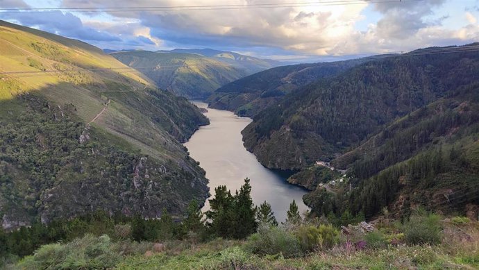 Archivo - Río Navia antes de la presa de Grandas de Salime.