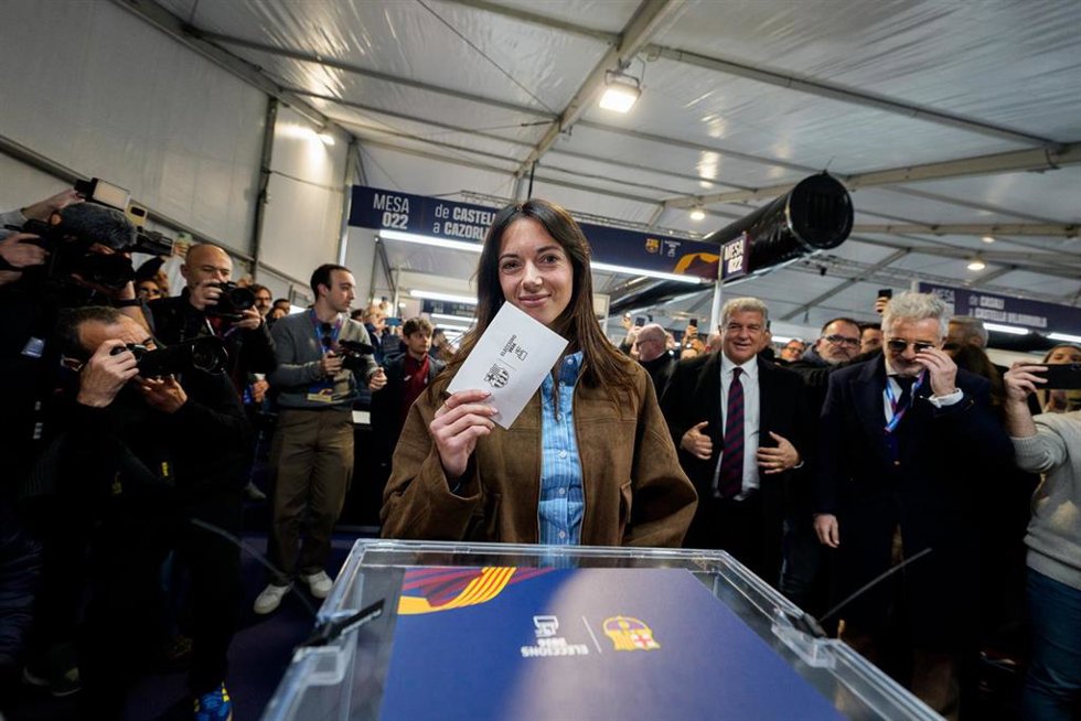 La jugadora del Bara Femení Aitana Bonmatí acude a votar en la jornada electoral, acompañada por el expresidente y candidato Joan Laporta