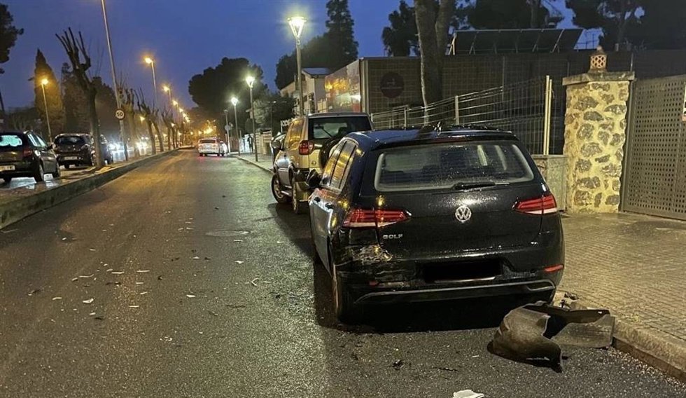 Un conductor que triplicaba la tasa de alcoholemia provoca un accidente en Alcúdia.