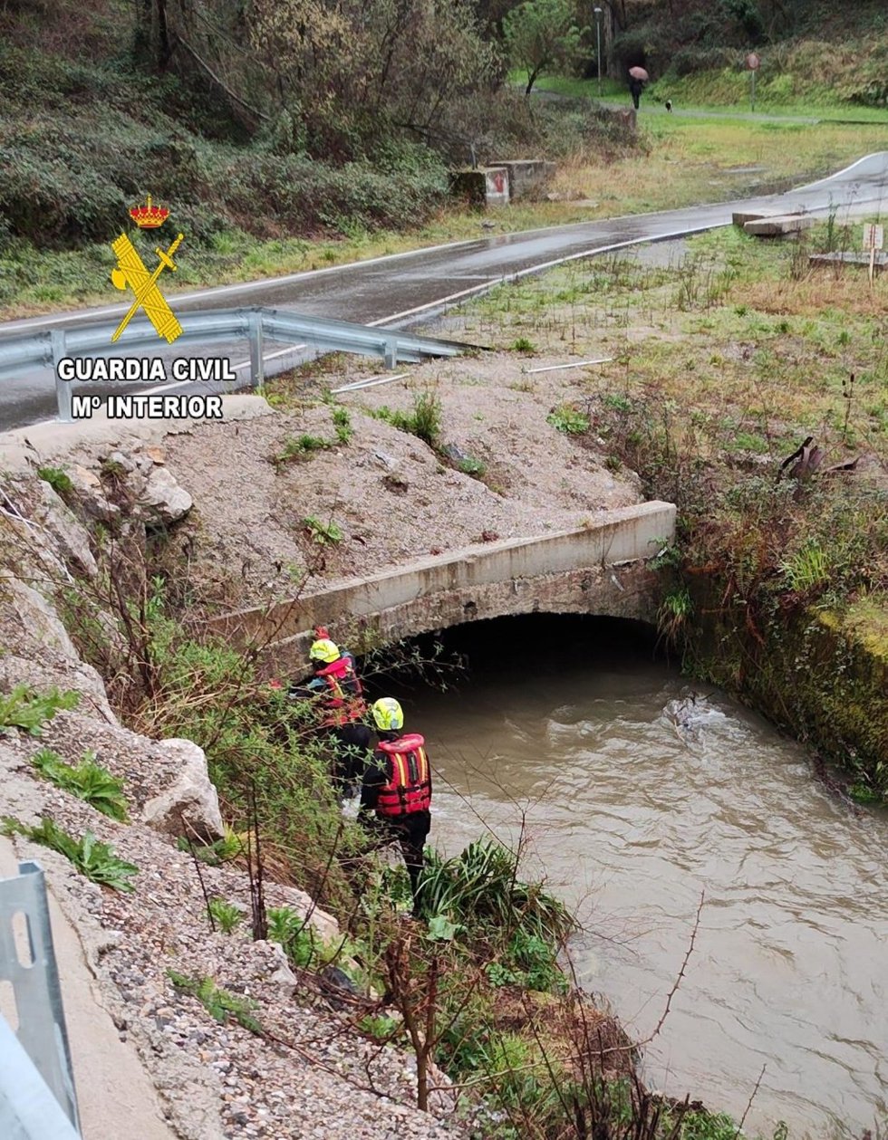Sucesos.- Localizadas dos prendas de vestir de la mujer que cayó al río el viernes en San Martín del Rey Aurelio