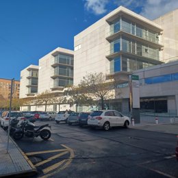 Archivo - Zona de aparcamientos de la calle Los Mozárabes de Huelva.