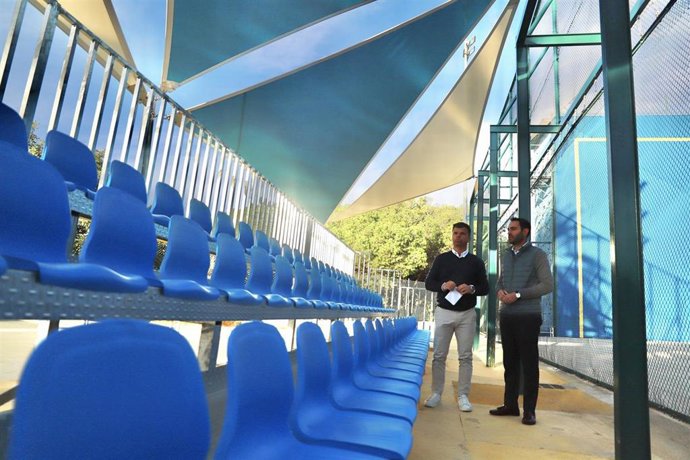 El Ayuntamiento de Marbella (Málaga) culmina la mejora de la pista de frontenis del polideportivo 'Paco Cantos'.