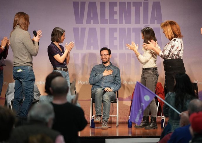 (2I-D) La secretaria política de Podemos y eurodiputada, Irene Montero; el candidato de Podemos, Miguel Ángel Llamas y la secretaria general de Podemos, Ione Belarra, durante el acto de cierre de campaña electoral de Podemos en Castilla y León.