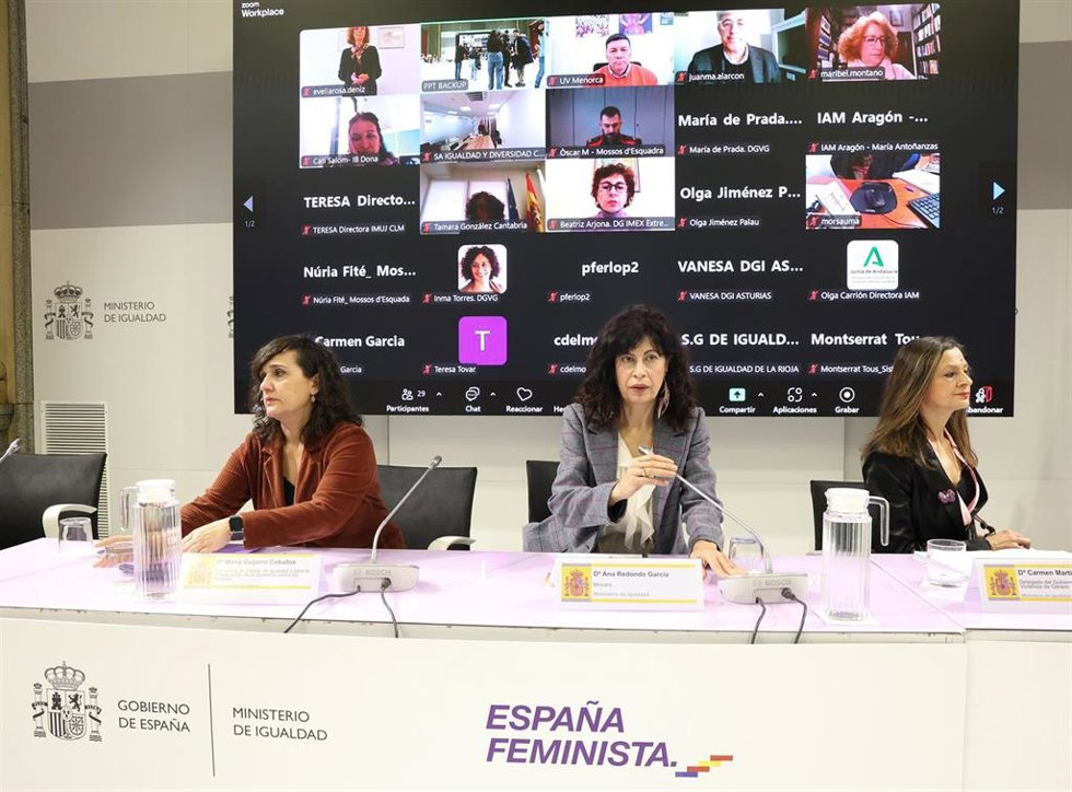 Archivo - La Secretaria de Estado de Igualdad, María Guijarro (i); la ministra de Igualdad, Ana Redondo (c) y la delegada del gobierno contra la violencia de género, Carmen Martínez (d), en Comité de Crisis