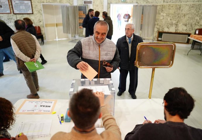 Ciudadanos votan en un colegio electoral, a 15 de marzo de 2026, en Valladolid, Castilla y León (España). 