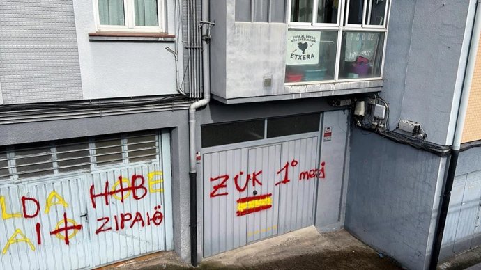 Aparecen pintadas contra la Ertzaintza y el consejero de Seguridad en Hernani (Gipuzkoa)