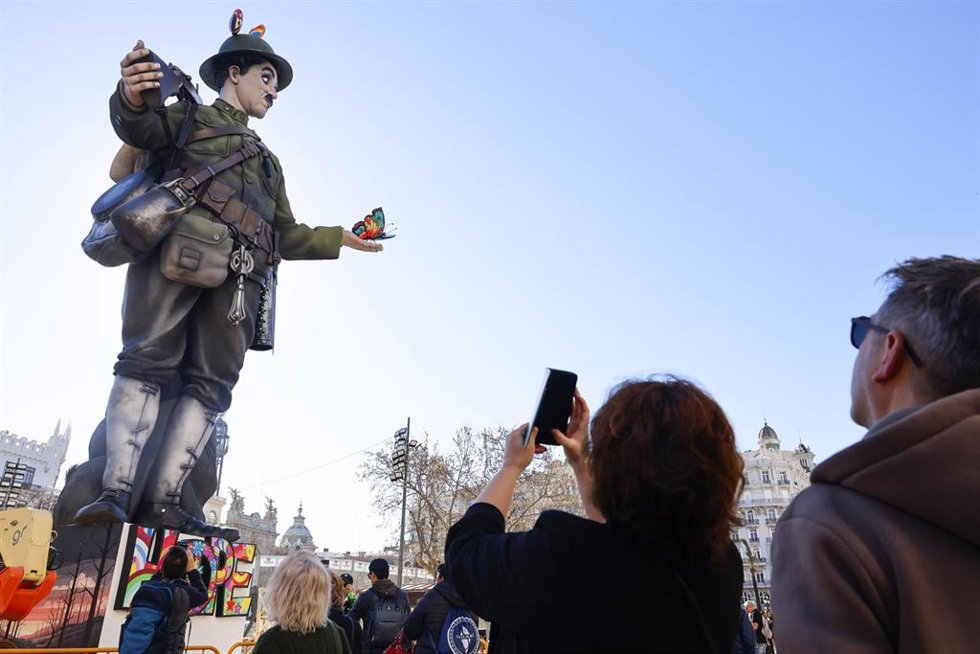 El Chaplin de 27 metros de la falla municipal domina ya el corazón de Valncia con su mensaje contra la guerra