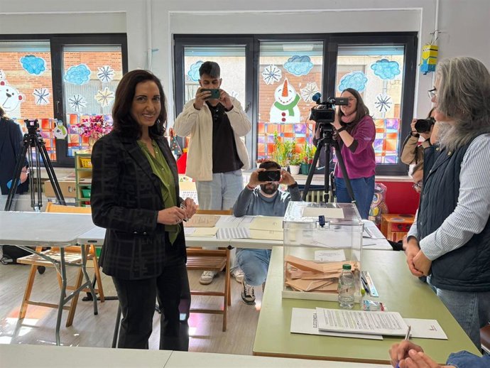 La candidata de UPL a la Presidencia de la Junta de Castilla y León, Alicia Gallego, ejerce su derecho al voto en Santa María del Páramo (León).