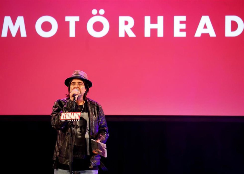Archivo - Phil Campbell, de Motrhead, entrega el premio Inspiration durante los Kerrang Awards.