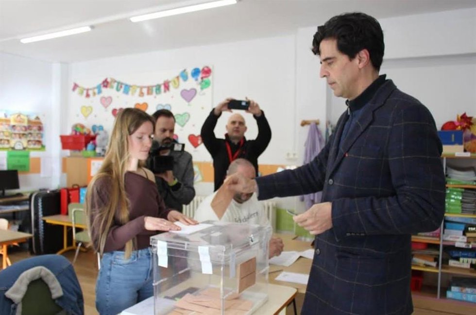 El candidato de la coalición IU, Sumar y Verdes Equo 'En Común' vota en un colegio electoral en Palencia.