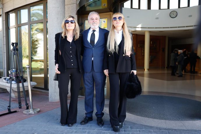 Natalia, Fernando y Cayetana Guillén Cuervo  en el Tanatorio Parcesa La Paz de Tres Cantos, para dar el último adiós a Gemma Cuervo, a 15 de marzo de 2026, en Tres Cantos, Madrid (España).