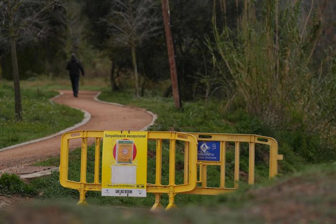 Una valla indica la prohibición del acceso al Parque Natural de Collserola, a 12 de marzo de 2026 en Barcelona.