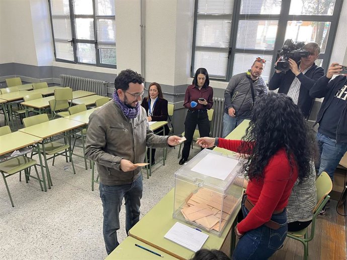 Miguel Ángel LLamas en el momento de depsositar su voto este domingo en un colegio electoral de Zamora.