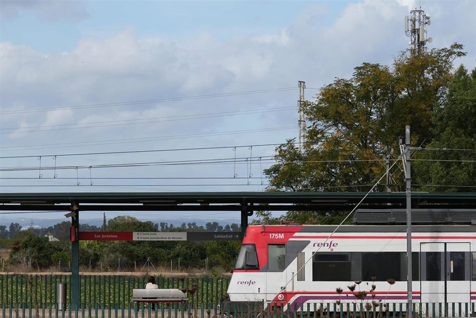 Archivo - Un tren de la red de Cercanías de Sevilla, como imagen de recurso.