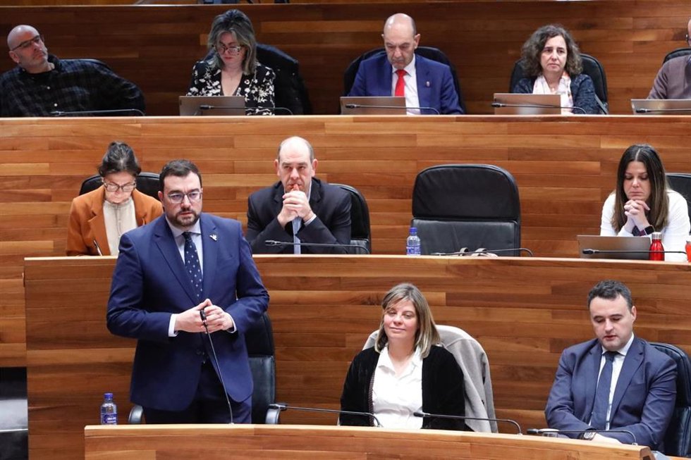 El presidente del Principado, Adrián Barbón, en el pleno de la JGPA.