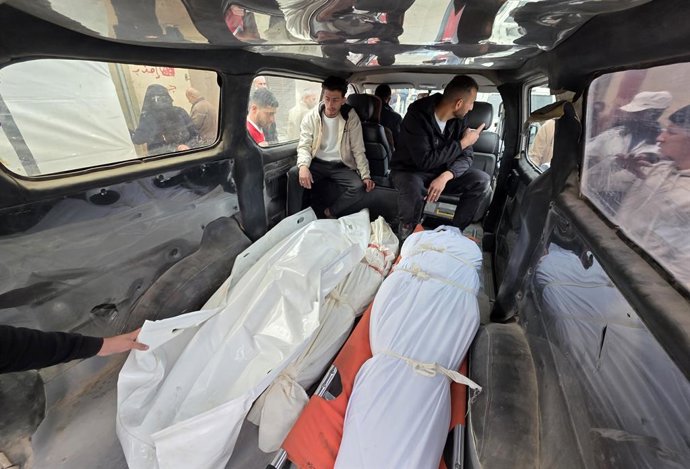 15 de março de 2026, Deir Al-Balah, Gaza, Território Palestino: Palestinos se despedem dos corpos de Kamel Ayash, de sua esposa grávida (que esperava gêmeos) e de seu filho no Hospital dos Mártires de Al-Aqsa, em Deir Al-Balah, depois que seu apartamento 