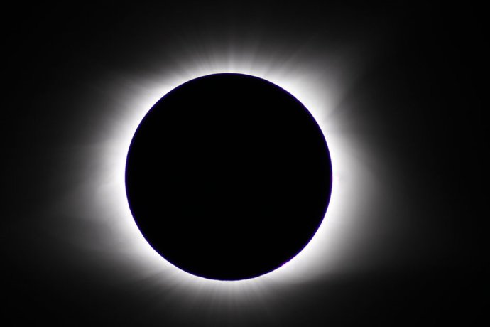 Archivo - The total solar eclipse seen from Casper, Wyoming (US), by a team of ESA astronomers. The image shows the moment of totality, when the Moon passed directly in front of the Sun, blocking its light and revealing the details of the Sun’s atmosphere