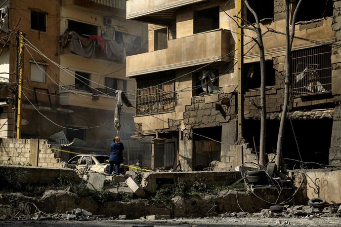 13 de março de 2026, Beirute, Líbano: Um jornalista fotografa os danos causados a um prédio que foi alvo de um ataque aéreo israelense no centro de Beirute. Os ataques aéreos israelenses atingiram dois prédios no coração de Beirute, próximos à sede do gov