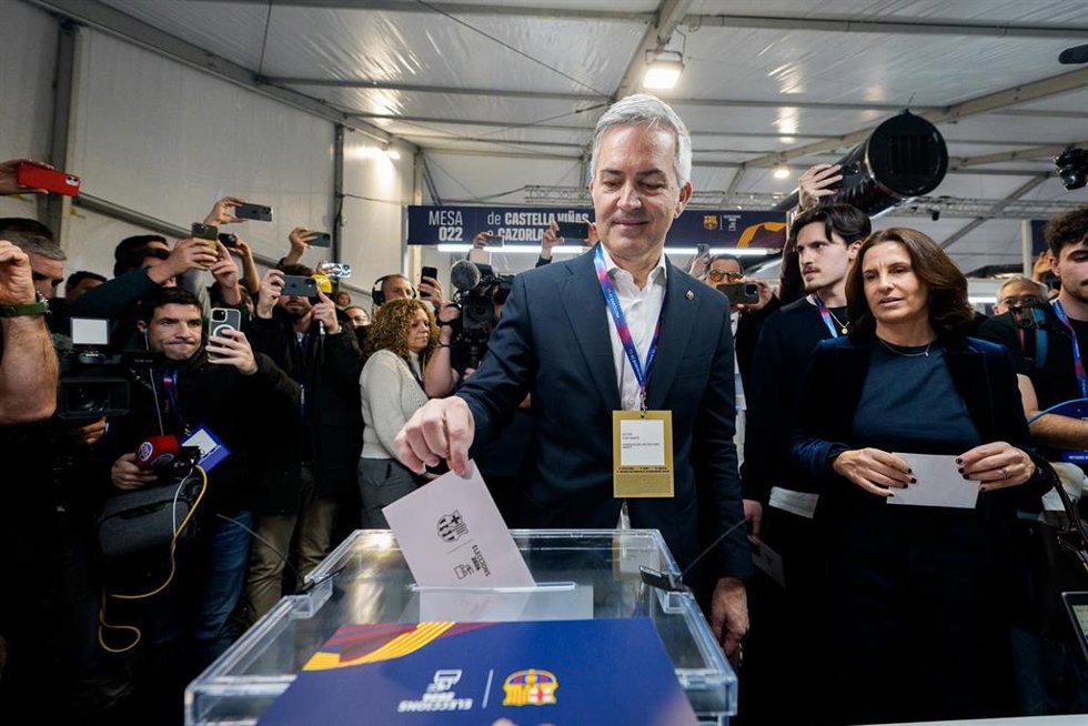 El candidato a la presidencia del FC Barcelona, Víctor Font, vota en las elecciones del 15 de marzo de 2026