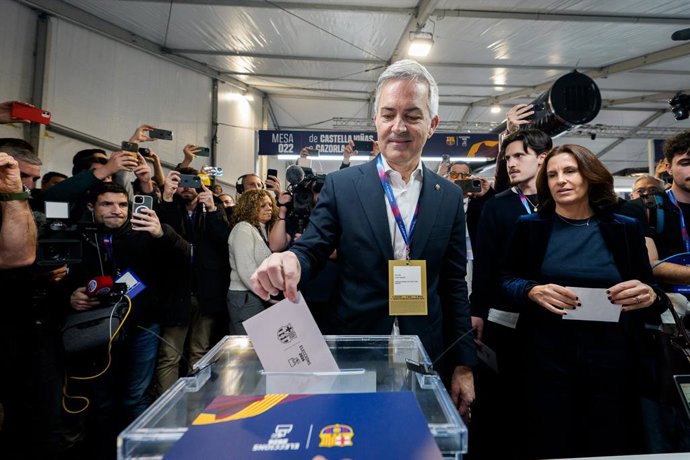El candidato a la presidencia del FC Barcelona, Víctor Font, vota en las elecciones del 15 de marzo de 2026